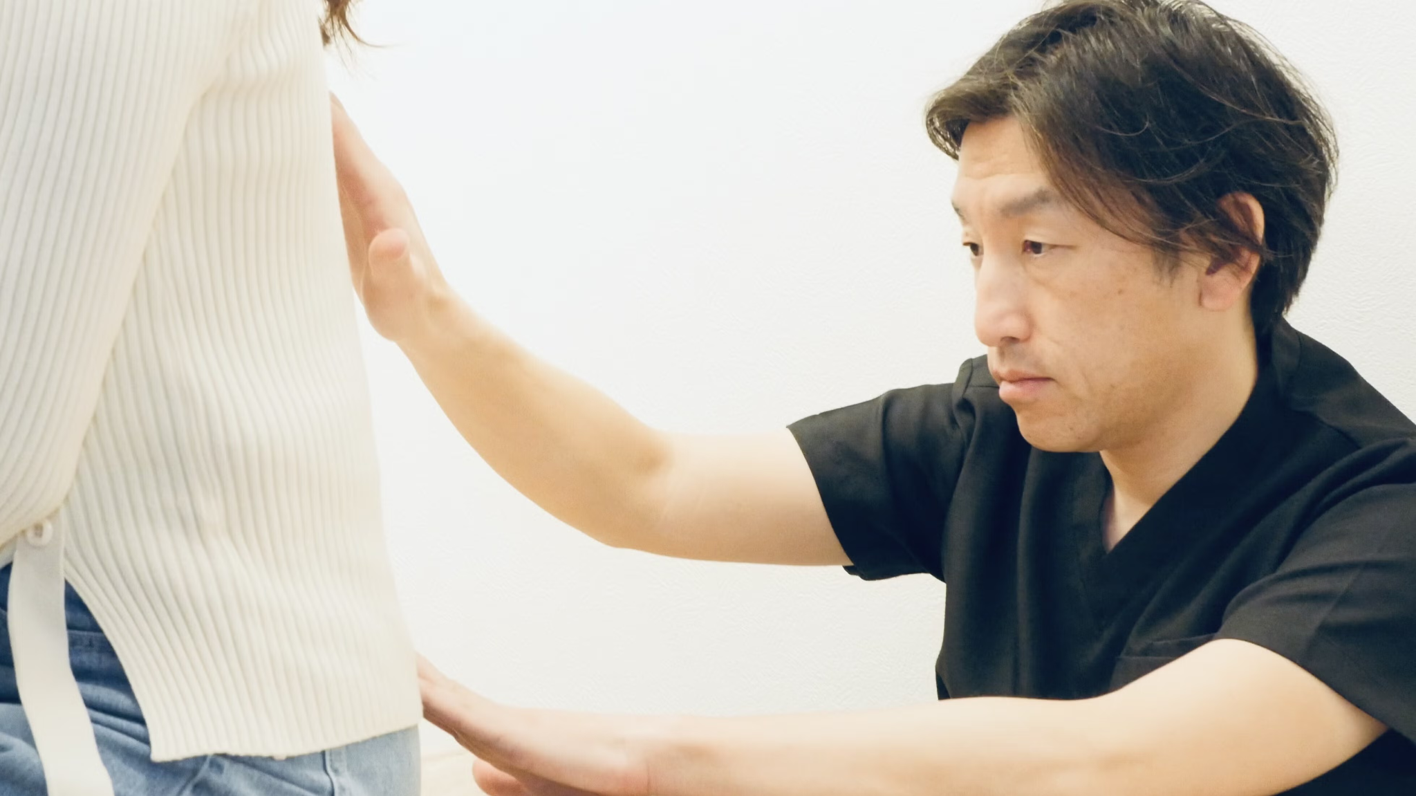 施術の現場で向き合う村中正和氏の写真